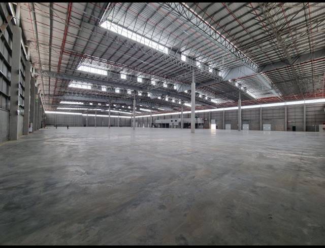 19,099M² WAREHOUSE TO LET IN LONGLAKE